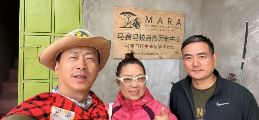 嘉宾在中心标识前