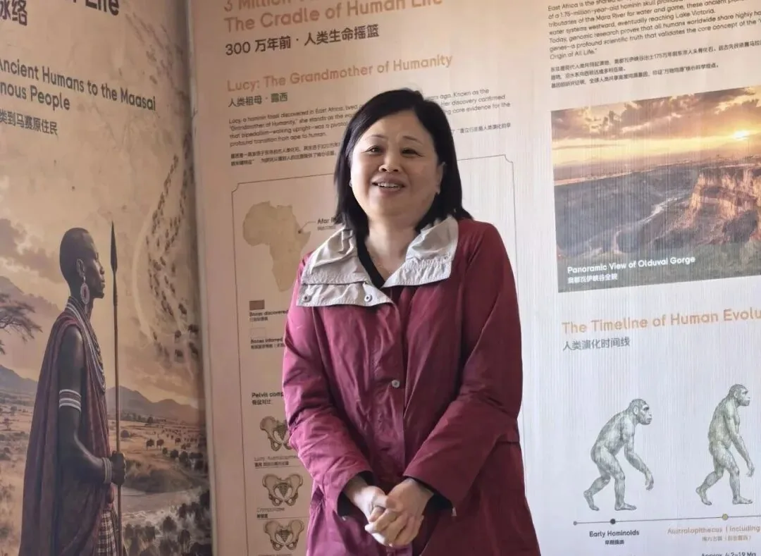 嘉宾在展板前