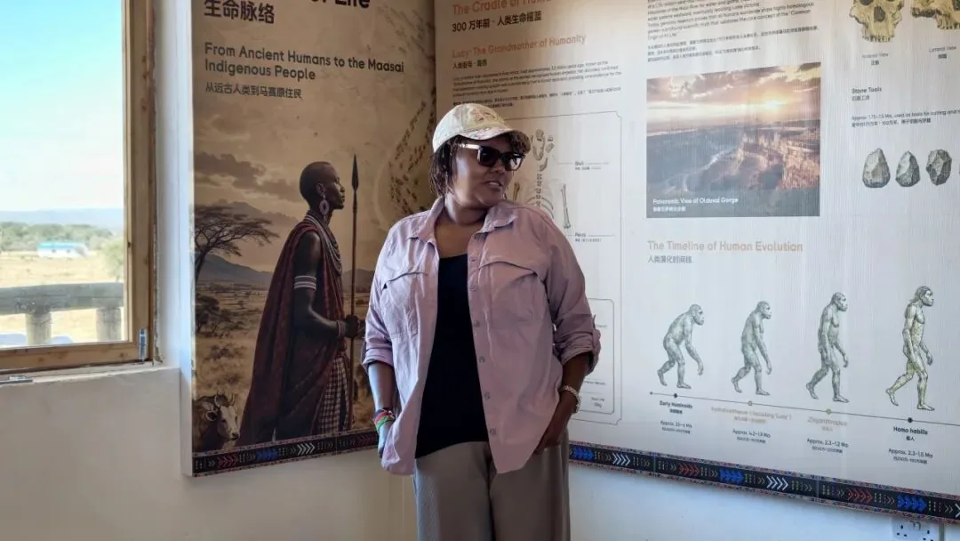 嘉宾参观展览